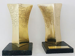 trofeu com base em madeira 